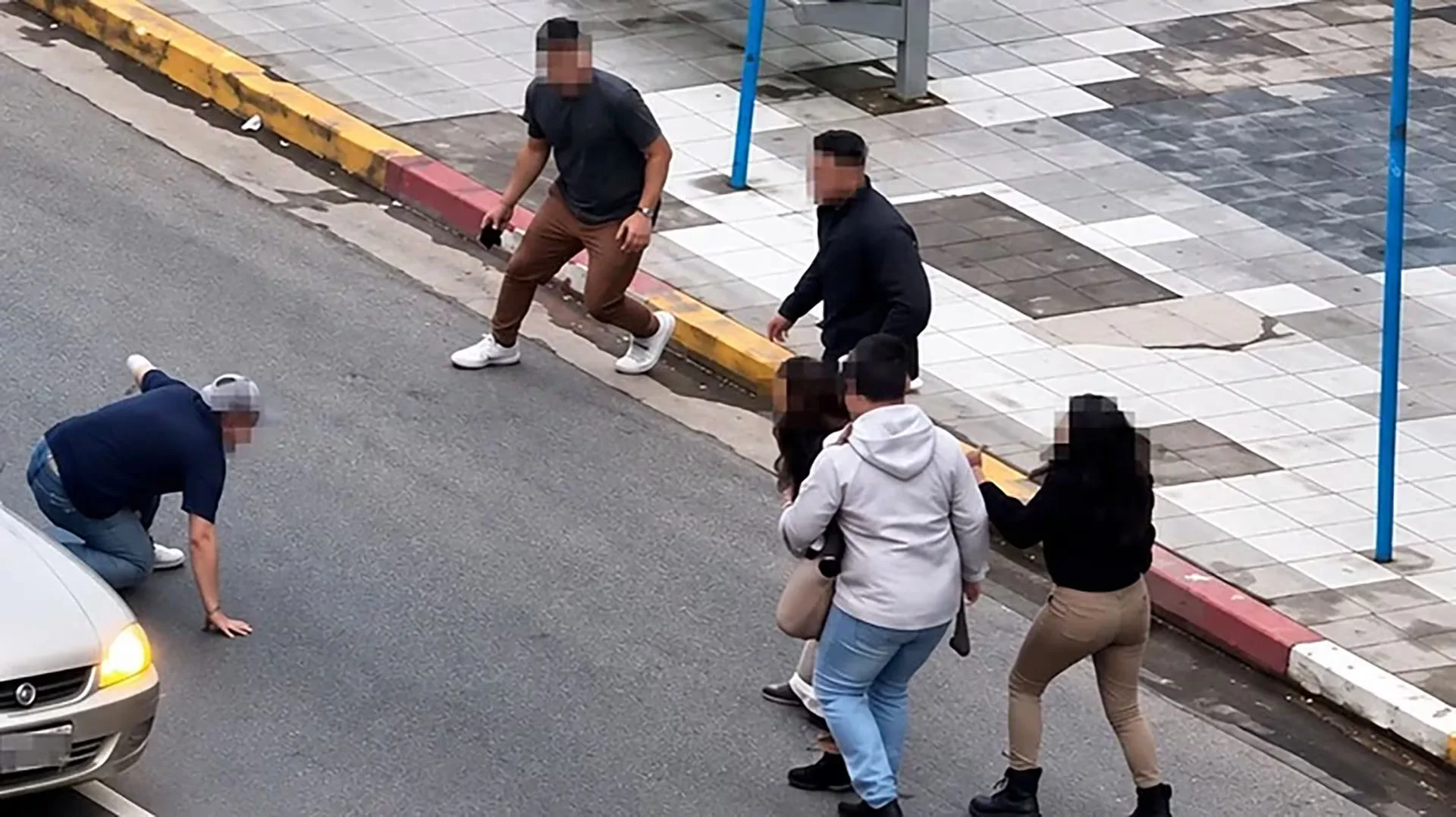 Pelea masiva a la salida de un boliche en Mar del Plata: golpes y un auto que escapó en contramano