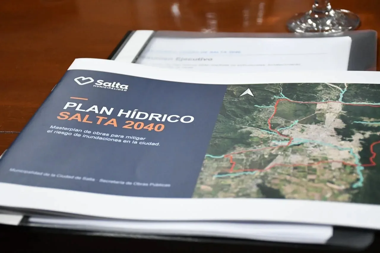 Ejemplar impreso del Plan Hídrico Salta 2040 de la Municipalidad, sobre la mesa de la presentación