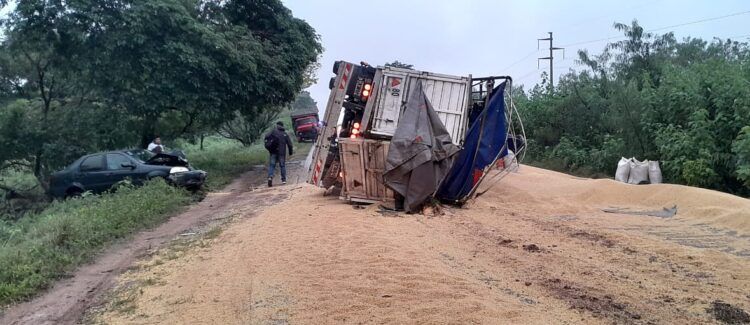tartagal volco un camion con maiz el conductor estaba ebrio