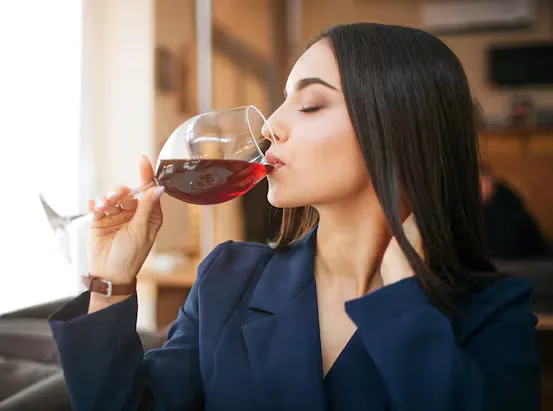 Por qué la copa de vino antes de dormir no es tan buena idea como parece