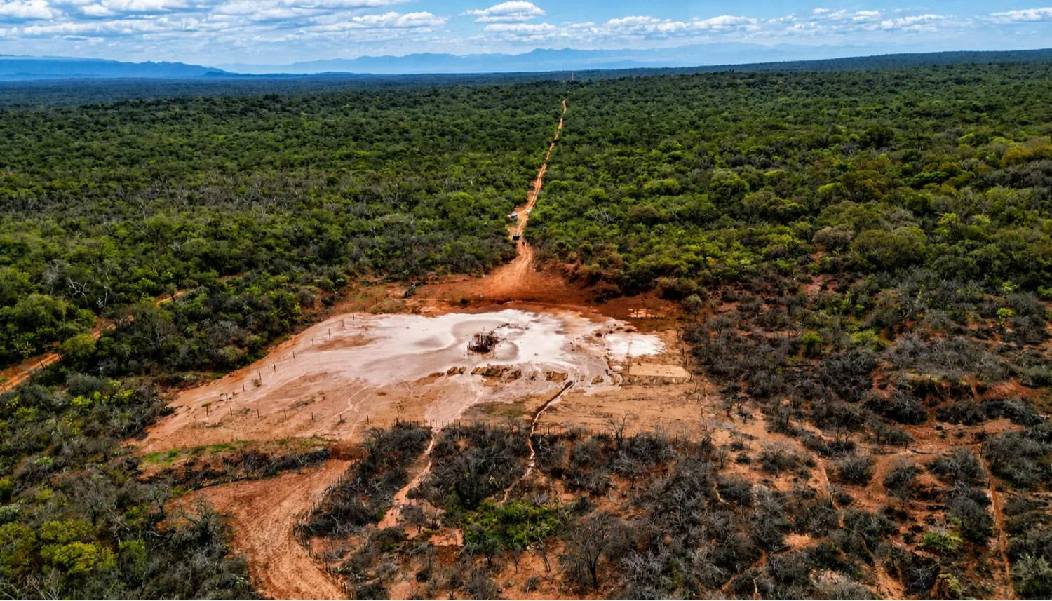Vista aérea del pozo petrolero Lomas de Olmedo, en un claro del monte del norte de Salta
