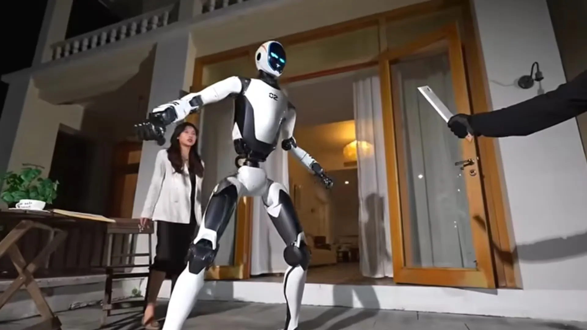 Presentaron un robot que se planta frente a un atacante armado para proteger a una persona
