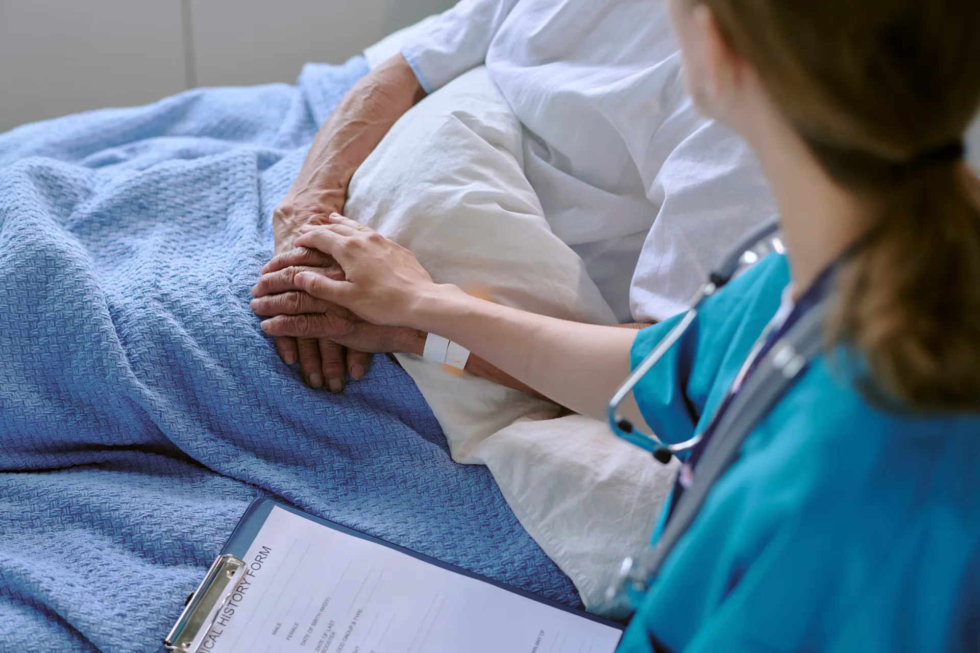 Qué enseñan los días previos a la muerte, según médicos y acompañantes de pacientes terminales