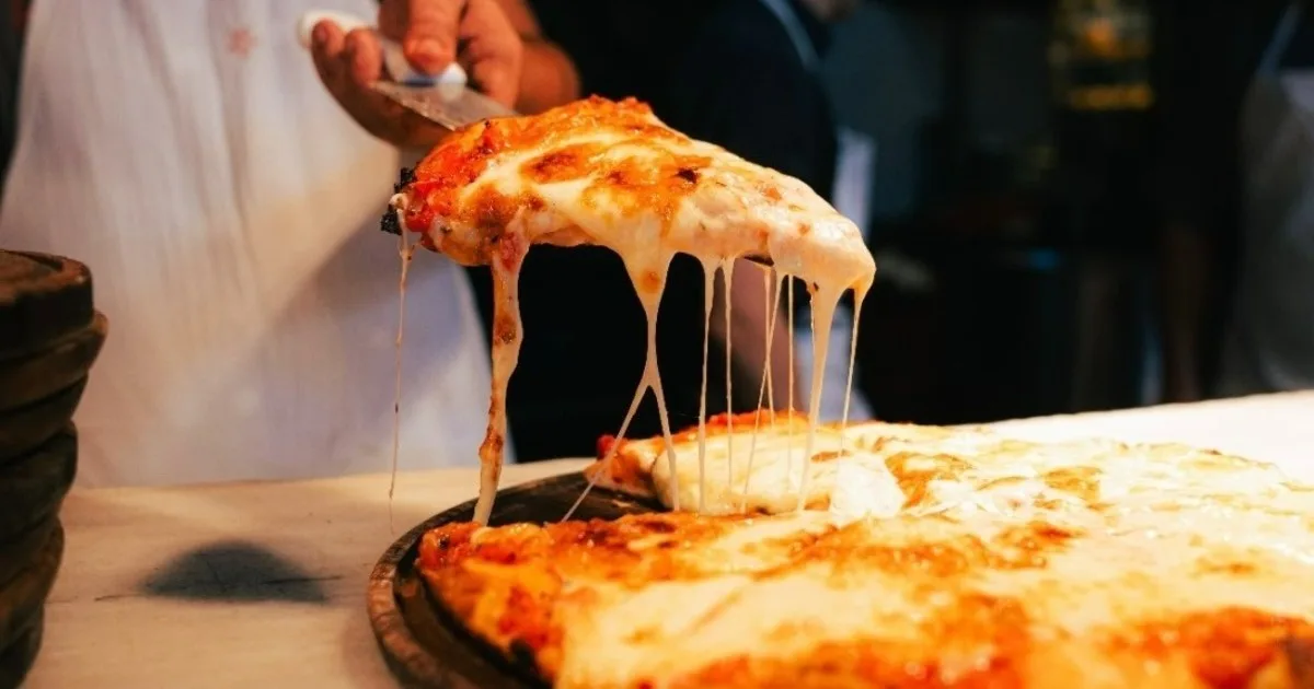 Qué mozzarella usar según el tipo de pizza, el secreto de las pizzerías porteñas
