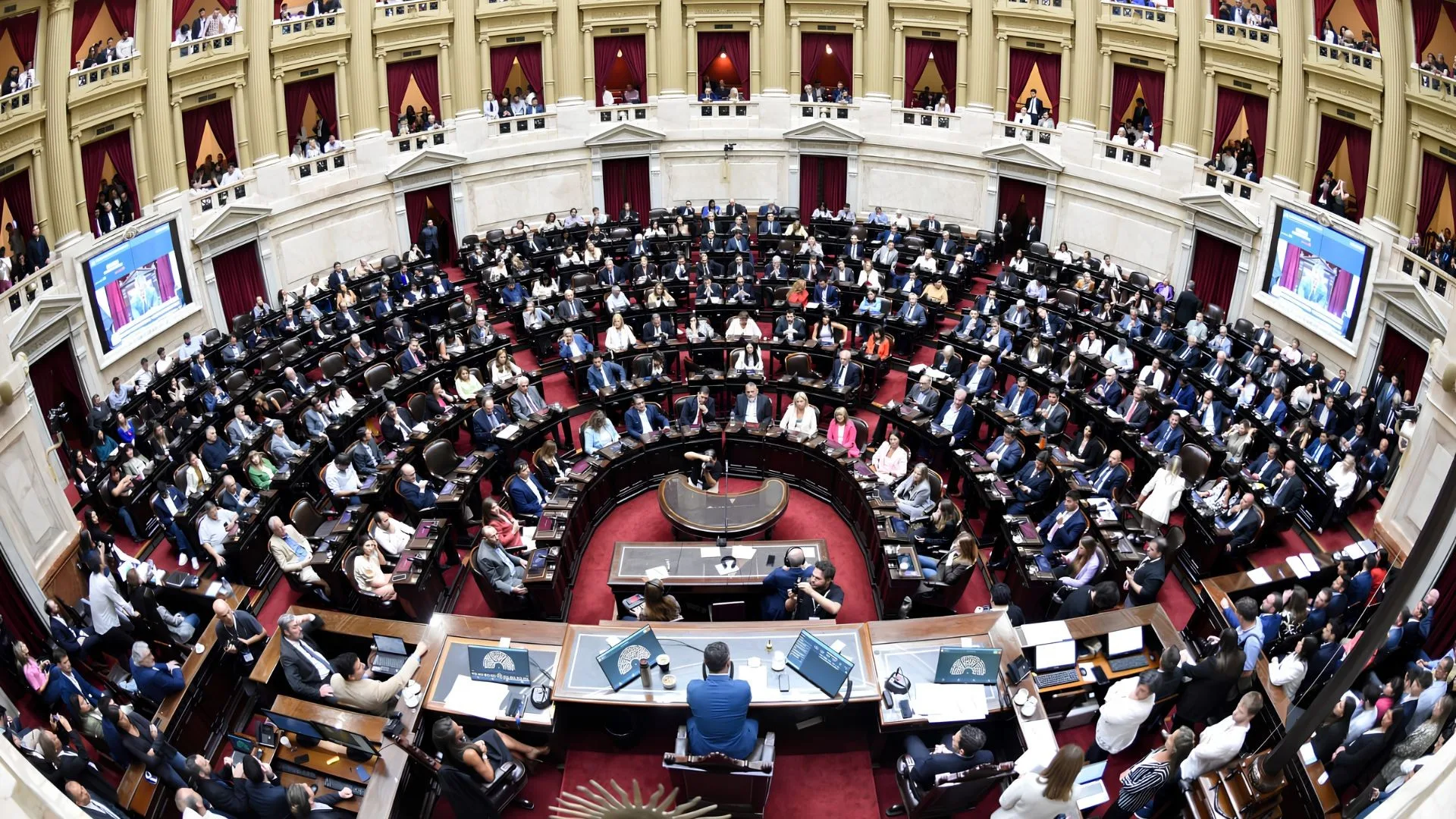Vista panorámica del recinto de la Cámara de Diputados de la Nación con las bancas ocupadas durante una sesión