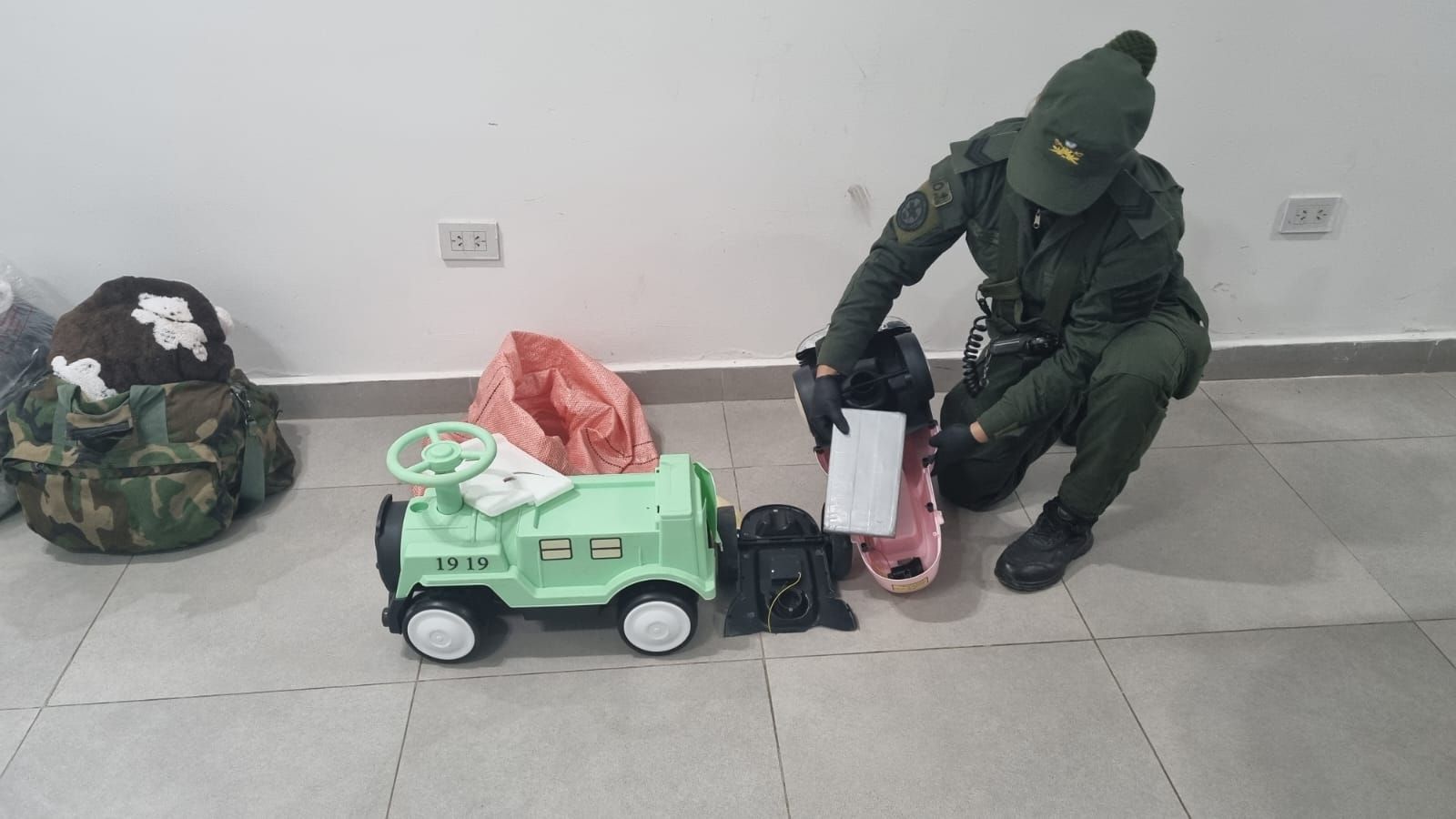 hallaron cocaina oculta en dos andadores de bebe