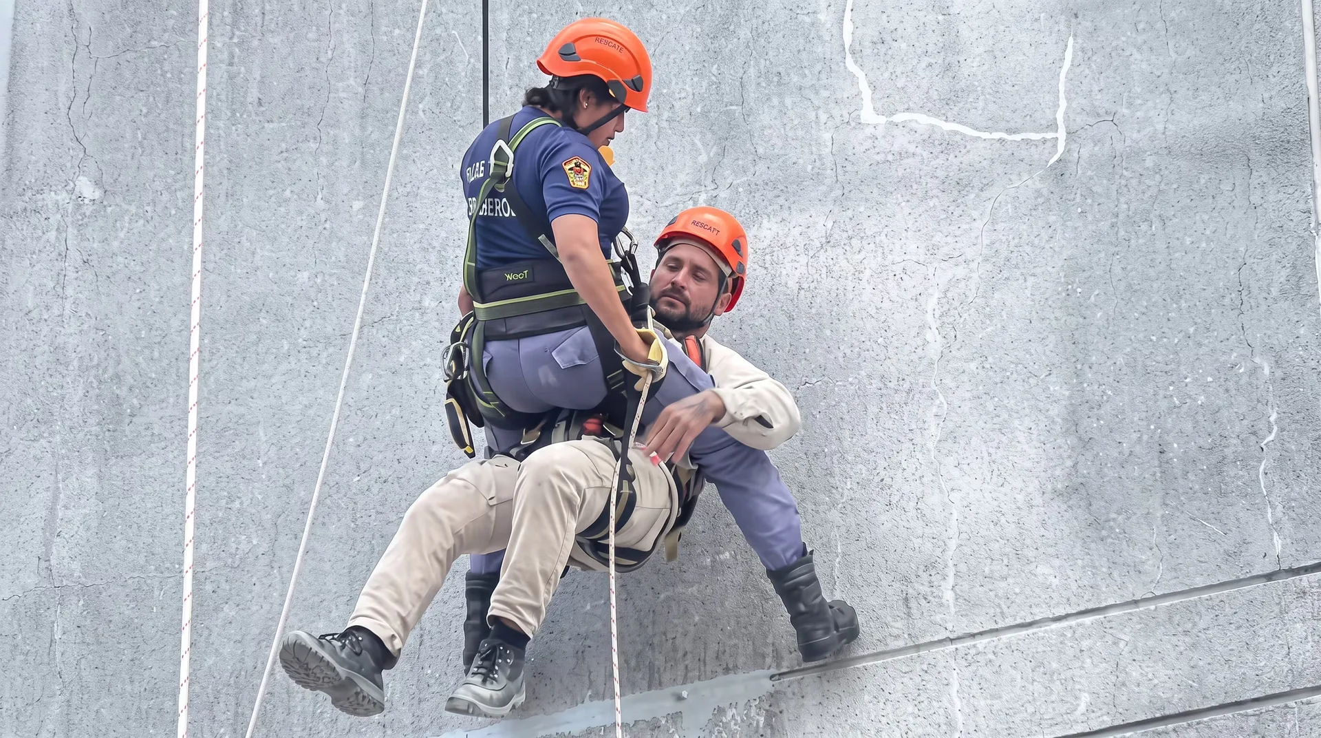 Rescataron a dos obreros que quedaron colgados del séptimo piso de un edificio en Formosa