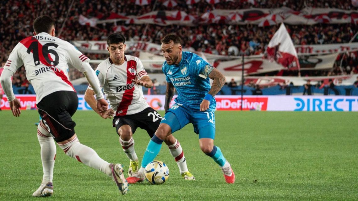 river volvio a su peor version perdio ante el ya eliminado atletico tucuman por el torneo apertura y se fue silbado
