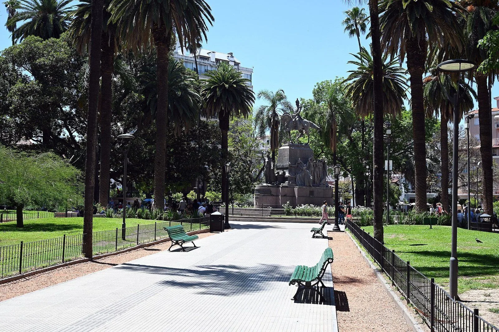 Plaza 9 de Julio, en el centro de la ciudad de Salta, con el monumento al general Arenales al fondo