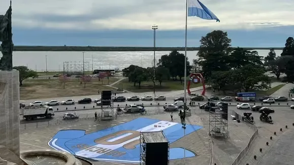 Rosario le armó a Messi una camiseta gigante frente al Monumento a la Bandera