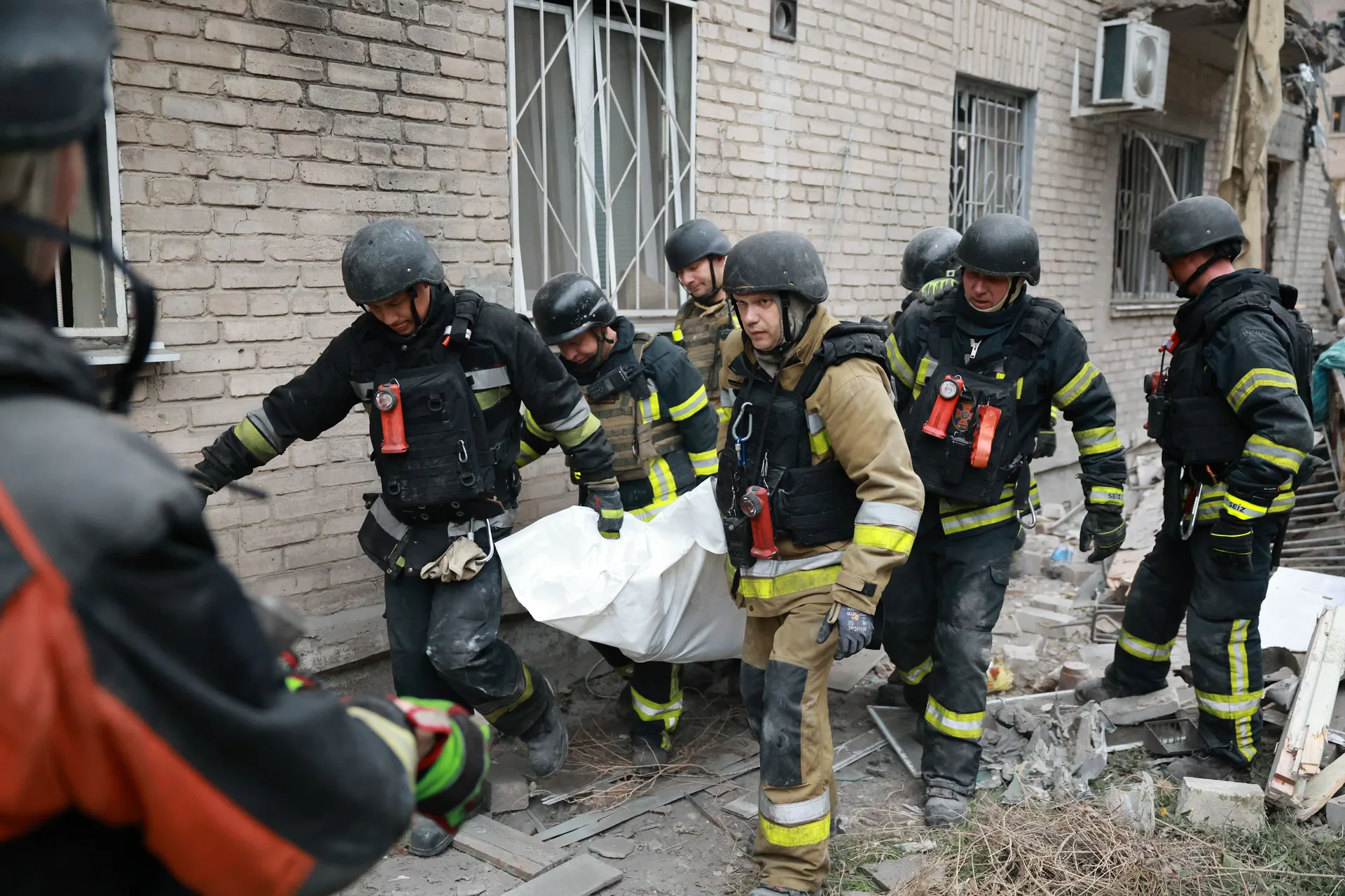 Rusia atacó con bombas guiadas edificios de Zaporiyia y dejó al menos 11 muertos