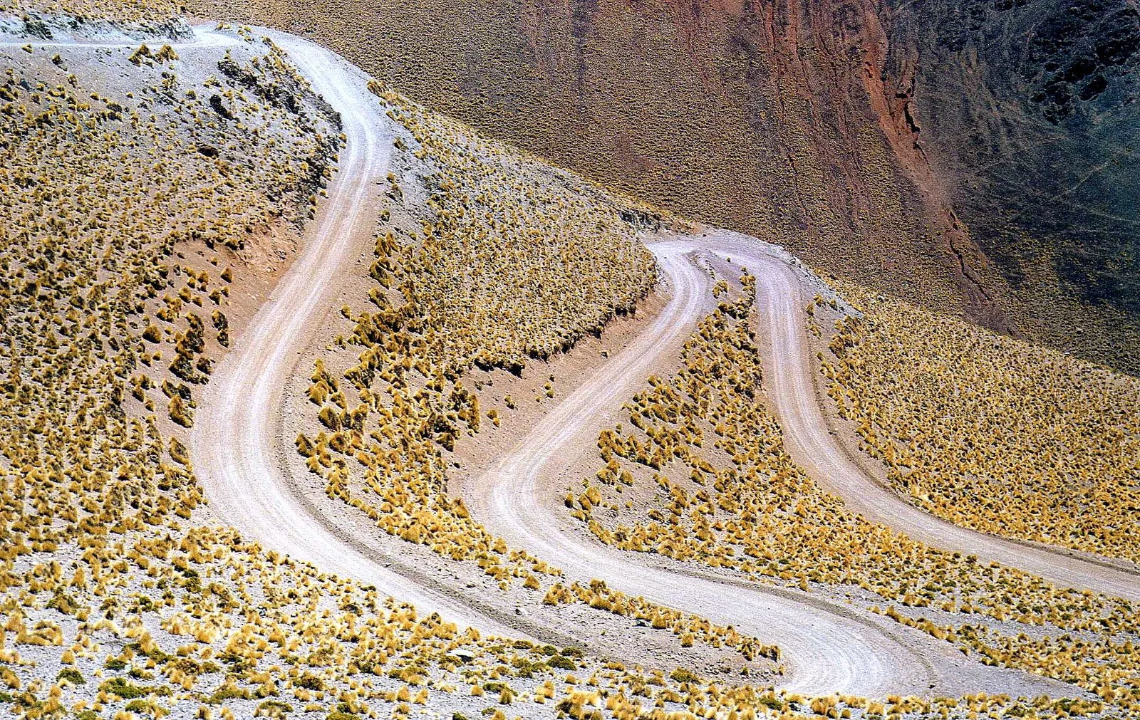 Ruta Nacional 40 de ripio bajando del Abra del Acay, en el departamento La Poma, en la Puna salteña