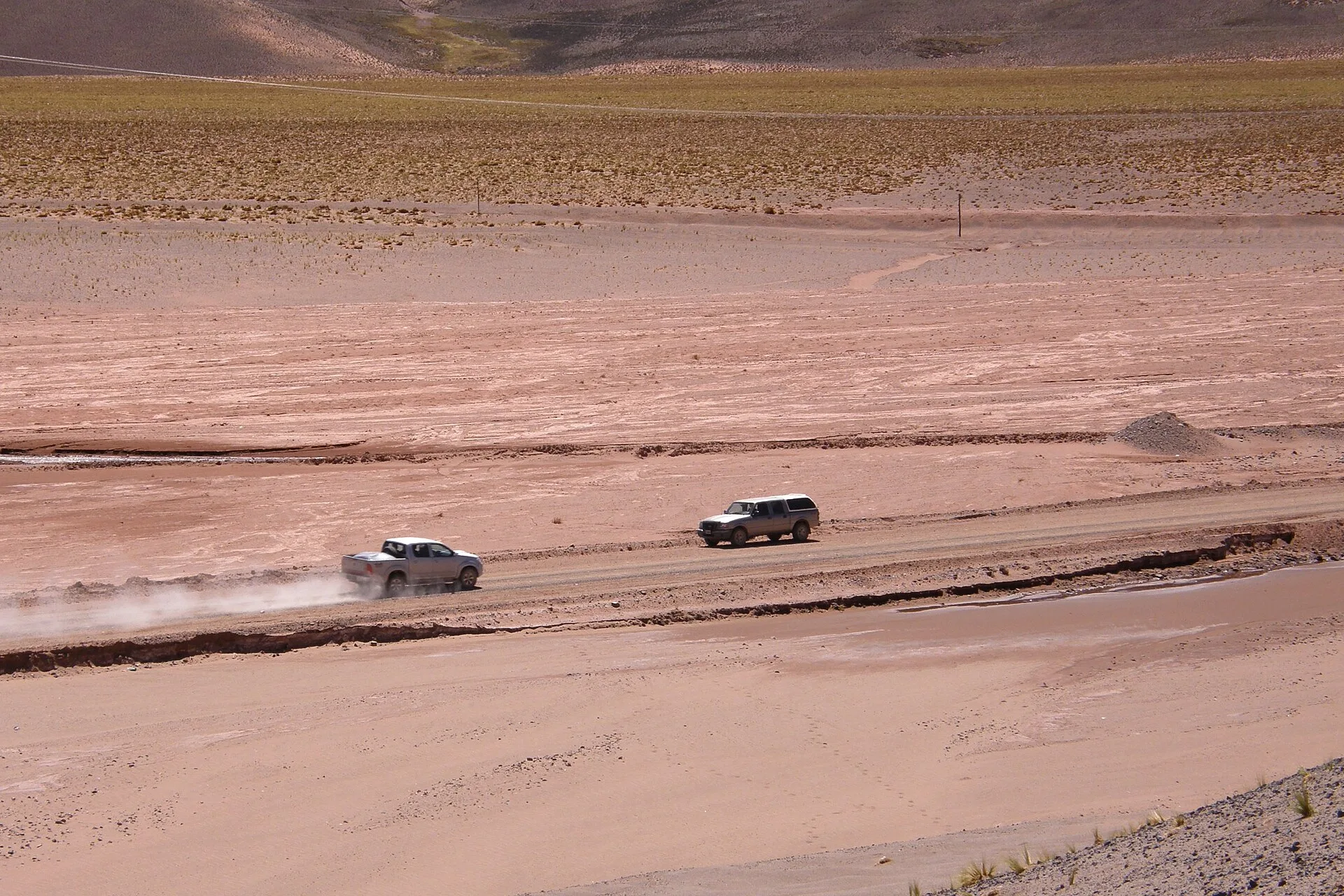 Camionetas levantan polvo en un tramo de arena de la ruta nacional 51, cerca de Olacapato