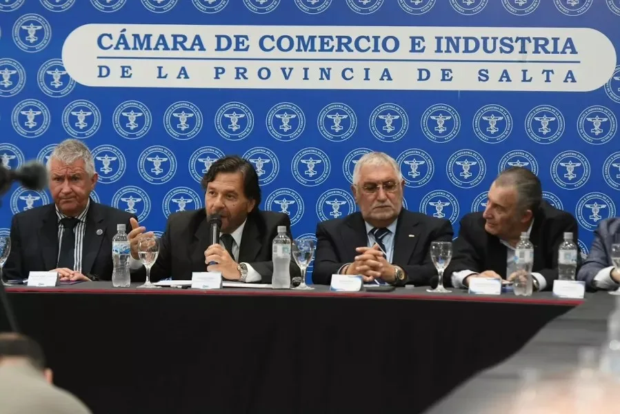 El gobernador Gustavo Sáenz habla en la mesa principal del 120° aniversario de la Cámara de Comercio e Industria de Salta