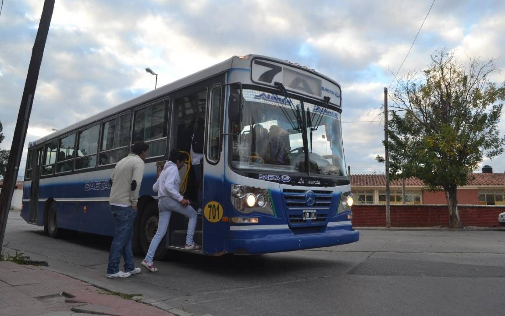 transporte en pausa saeta reduce servicios por el dia del trabajador
