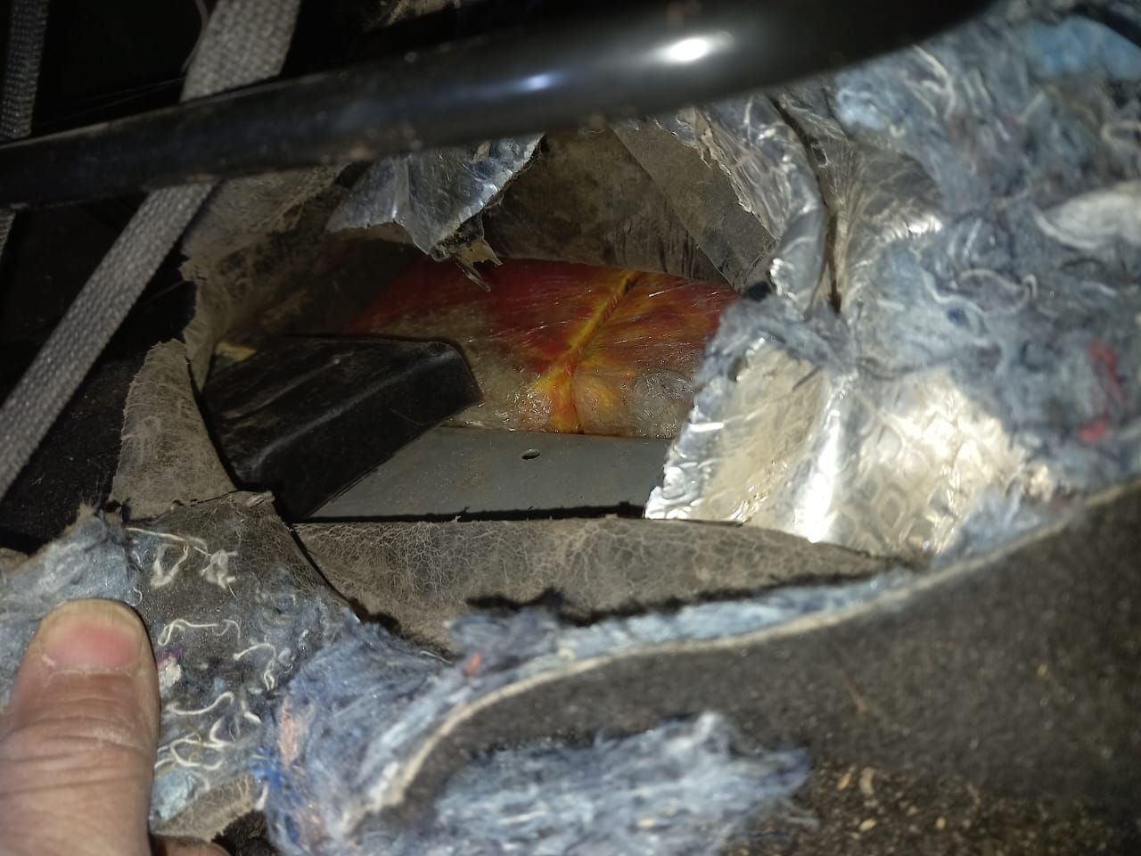 transportaban mas de 18 kilos de cocaina debajo de la alfombra del autovideo