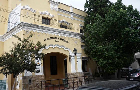 indignacion en padres de la escuela sarmiento por la presencia de alumnos acusados de abuso