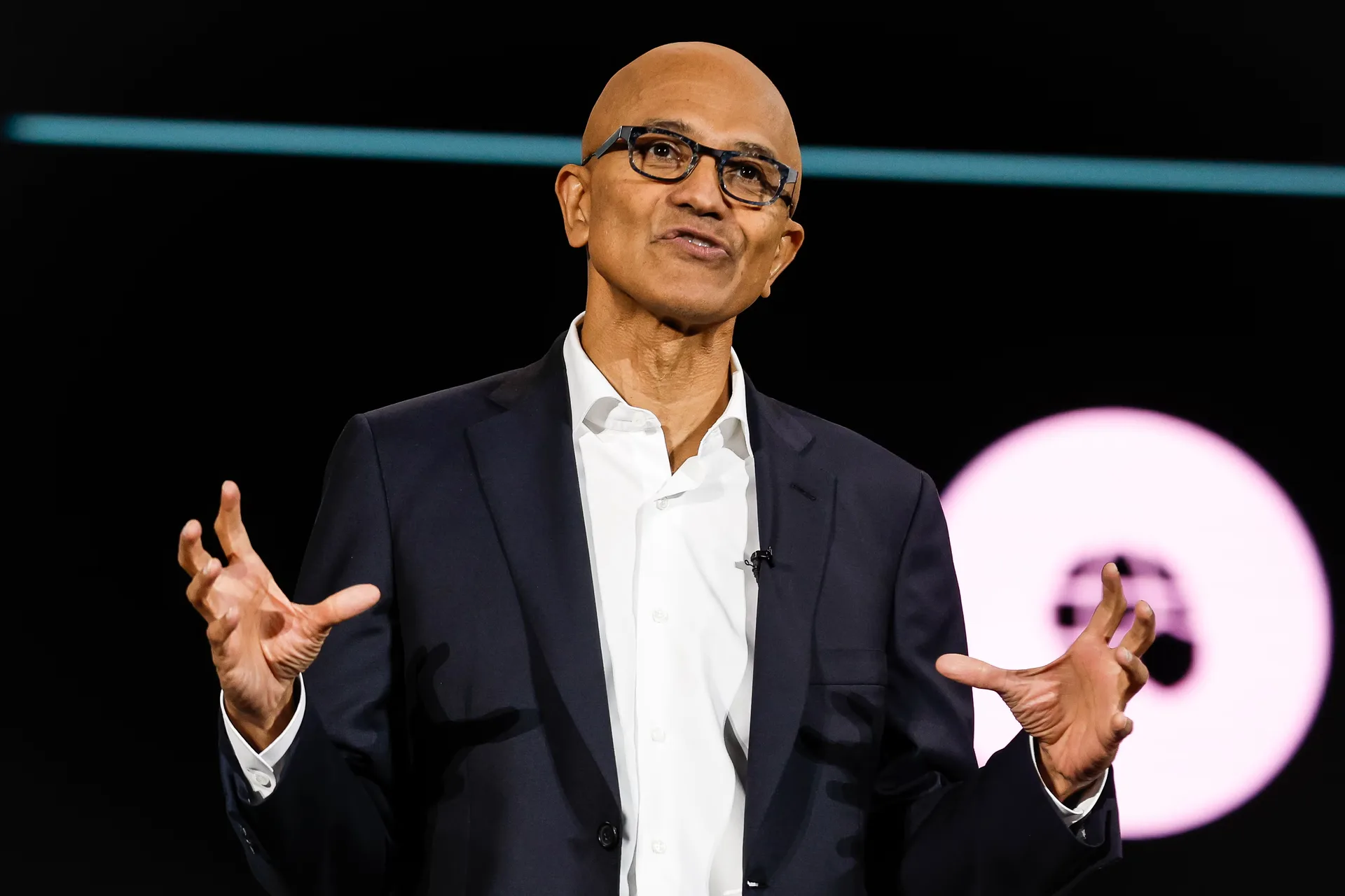 Satya Nadella, CEO de Microsoft, pide tratar a la IA como un empleado con poca autoridad y vigilancia total