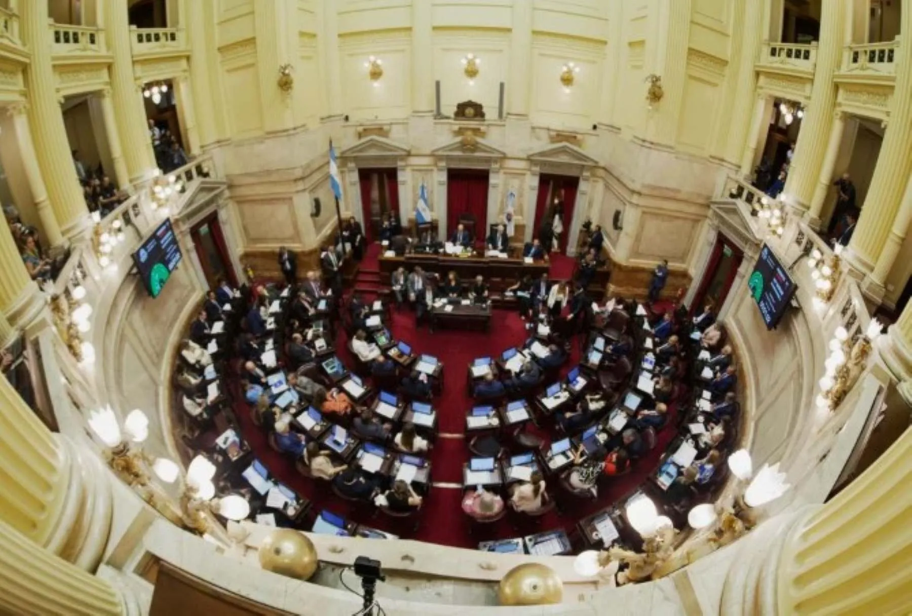 El recinto de la Cámara de Senadores de la Nación visto desde lo alto durante una sesión