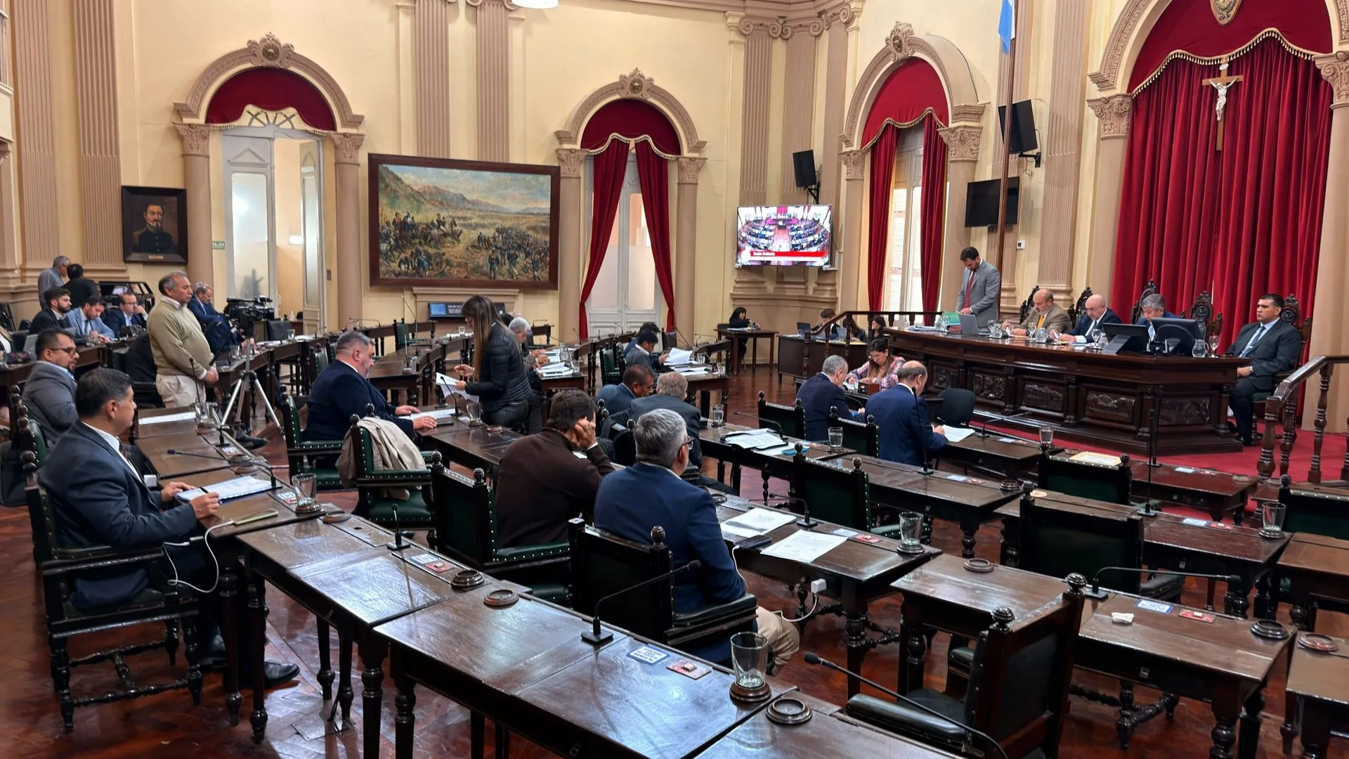 Senadores en sus bancas en el recinto de la Cámara de Senadores de Salta durante la 28.ª sesión ordinaria