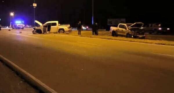 dos heridos en un violento choque entre dos camionetas en circunvalacion oeste