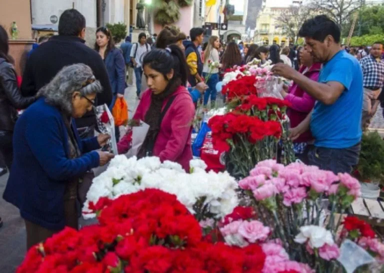 Milagro 2026: cuánto cuestan los claveles y novenarios en las calles de la Catedral