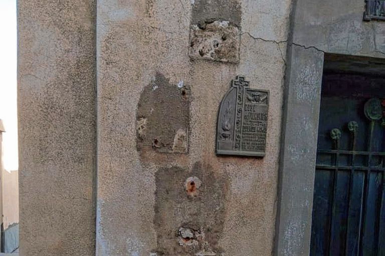 ni los muertos se salvan atraparon de infraganti a un joven que robaba placas de bronce de las tumbas