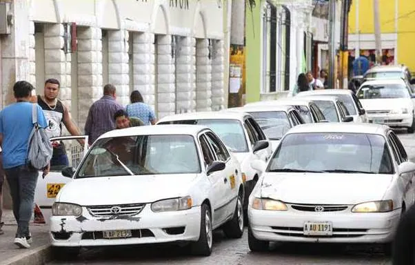 Taxistas de Honduras anuncian un paro nacional por el alza de los combustibles