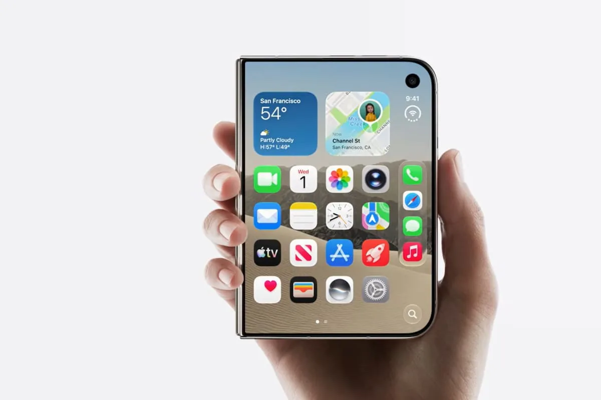 Una mano sostiene el iPhone Duo cerrado, con la pantalla exterior encendida