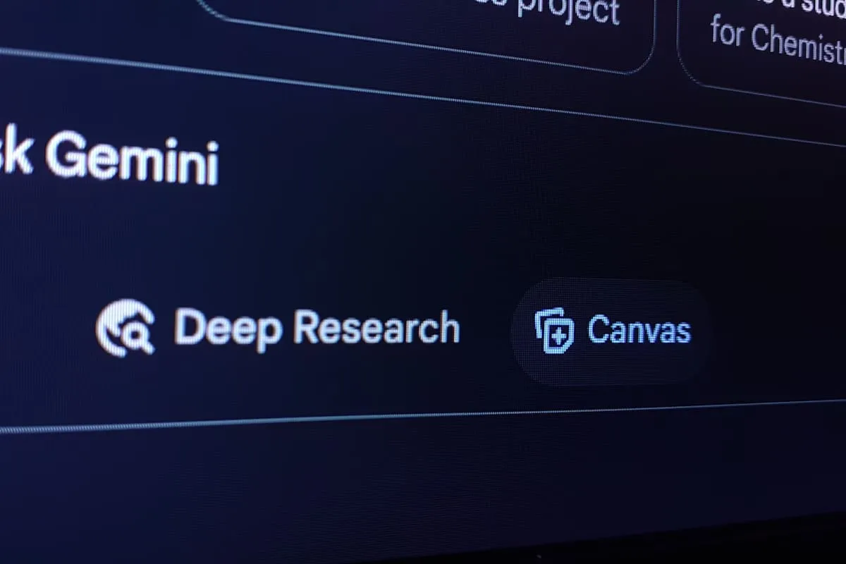 Primer plano de una pantalla con la interfaz de Gemini y los botones Deep Research y Canvas
