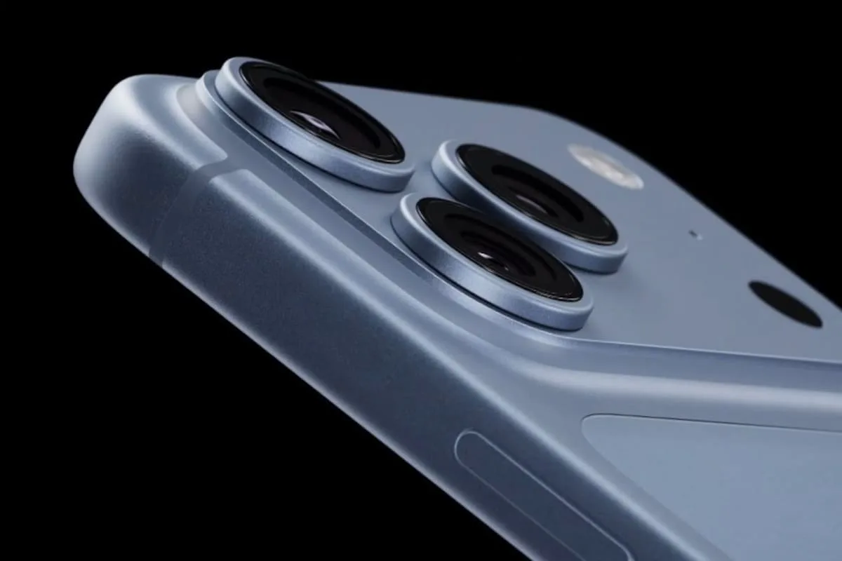 Primer plano de las tres cámaras traseras de un iPhone 18 Pro color celeste