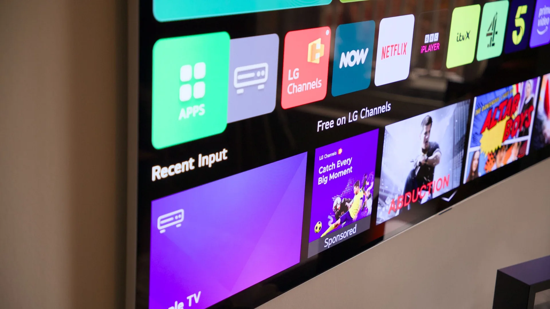Pantalla de un televisor LG con el menú de aplicaciones y contenidos patrocinados