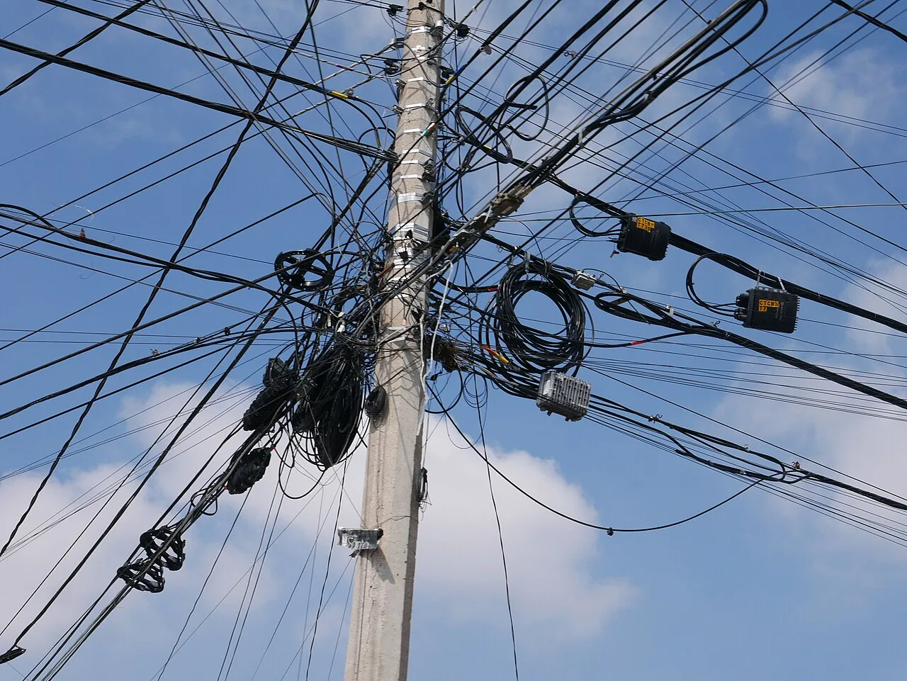 Poste con cables de telecomunicaciones, reservas de fibra óptica y cajas de empalme