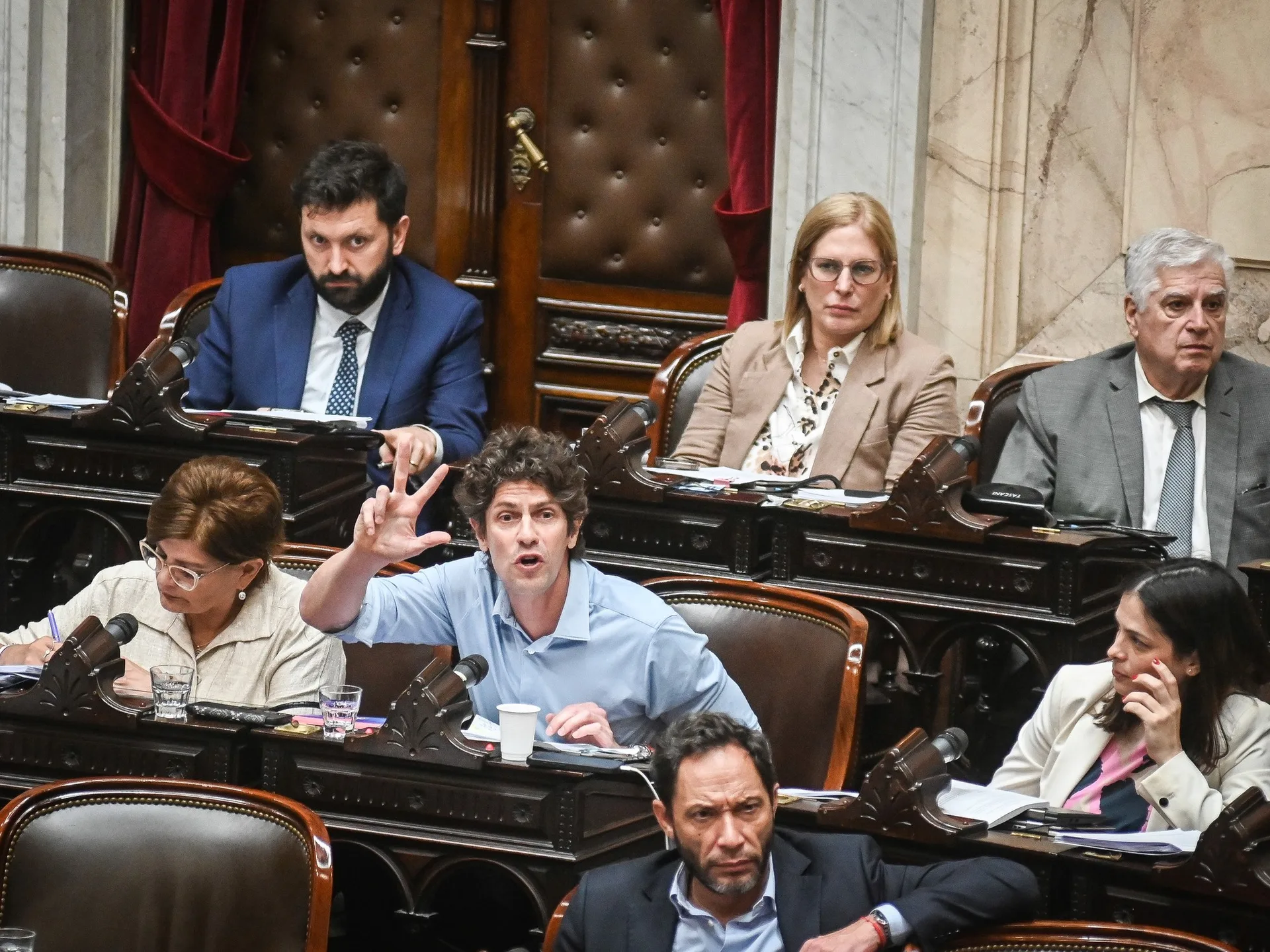 Tensión y sospechas de ruptura en el bloque clave de 18 diputados tras dos sesiones perdidas