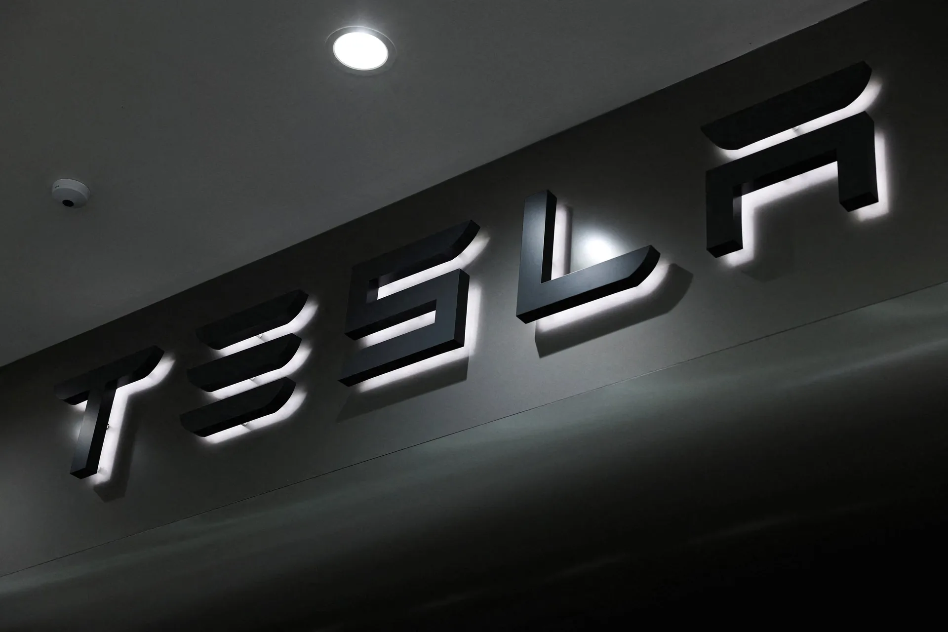Tesla le cambió el nombre a su sistema de manejo autónomo en Europa tras un reclamo de Alemania