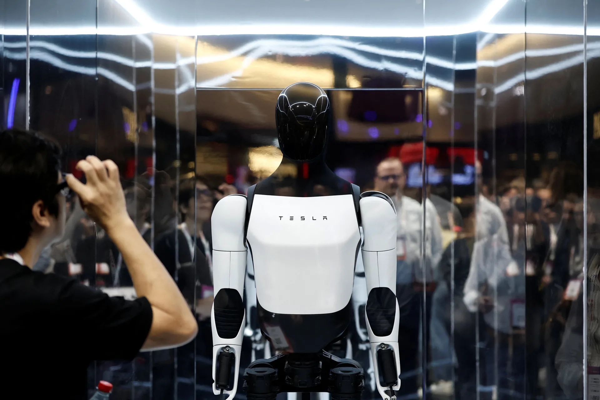 Tesla multiplicó la producción de su robot Optimus, pero su inteligencia artificial no acompaña el ritmo
