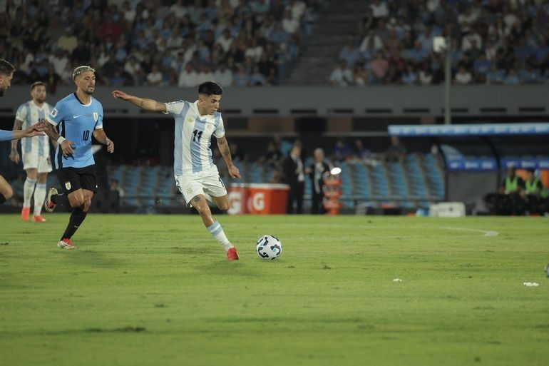 el golazo de thiago almada para la seleccion argentina que enloquecio a dibu martinez agarre le pegue y por suerte entro