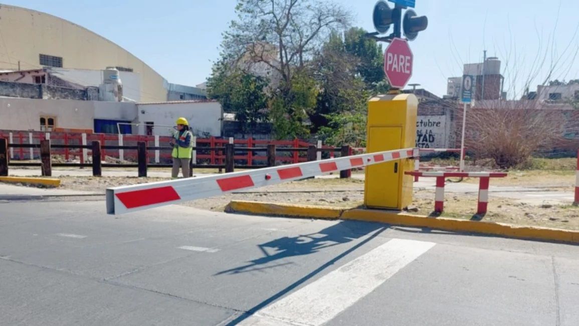 barreras automaticas en la ciudad plan integral para mejorar la seguridad en los cruces ferroviarios