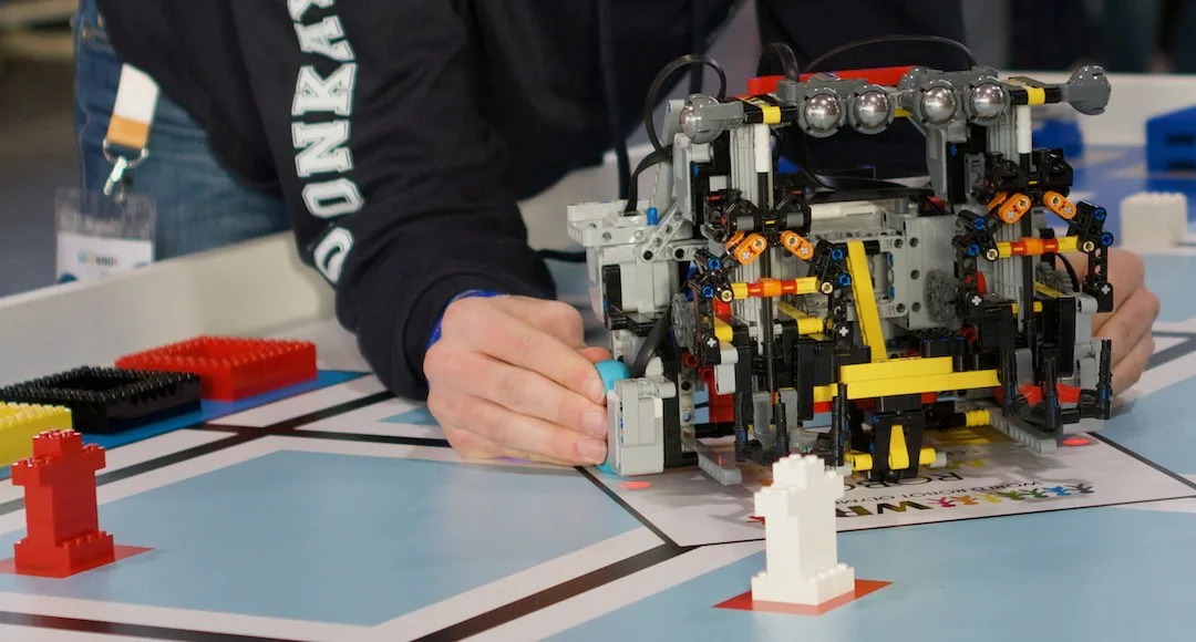 Robot de la categoría RoboMission sobre una mesa de competencia de la World Robot Olympiad