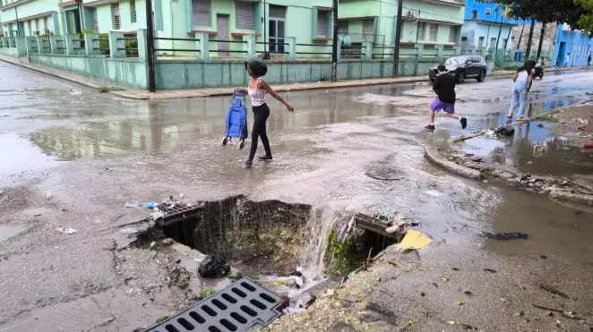 Un socavón se llena de agua en La Habana y repite una historia que ya mató a dos chicos