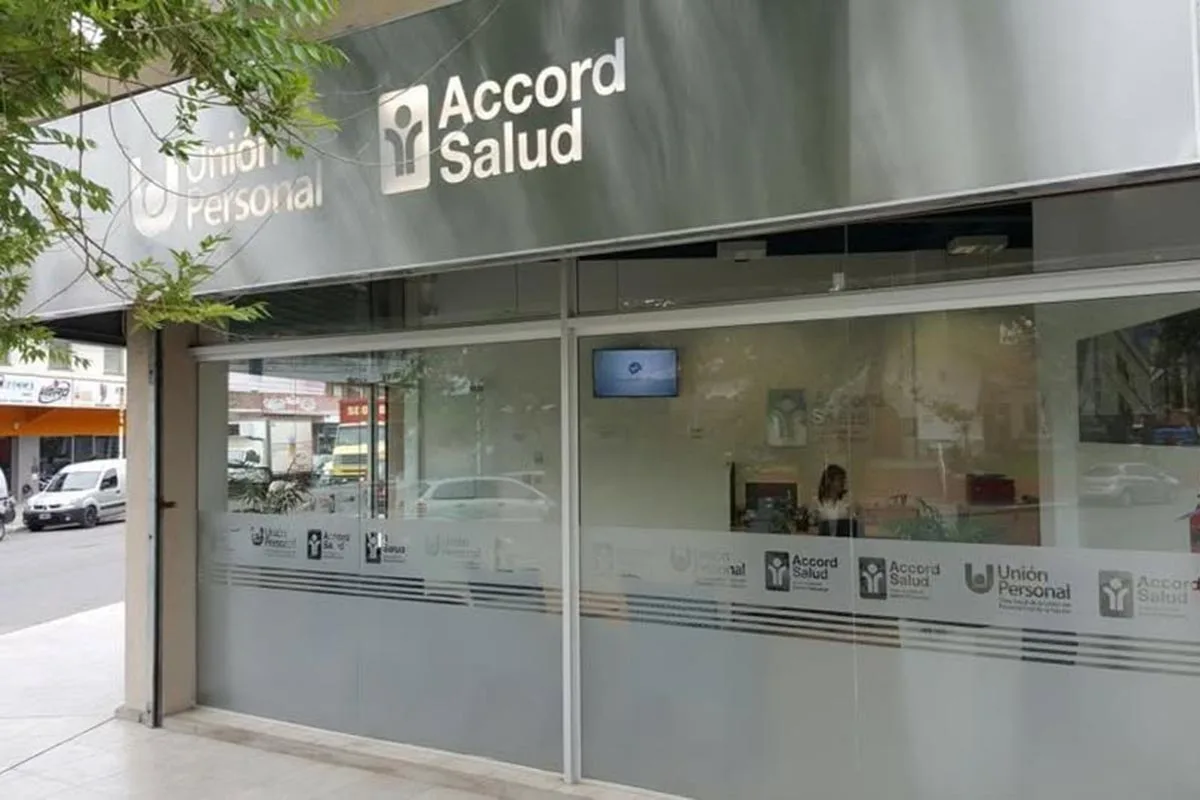 Fachada de una sucursal de Unión Personal y Accord Salud con los logos de ambas entidades