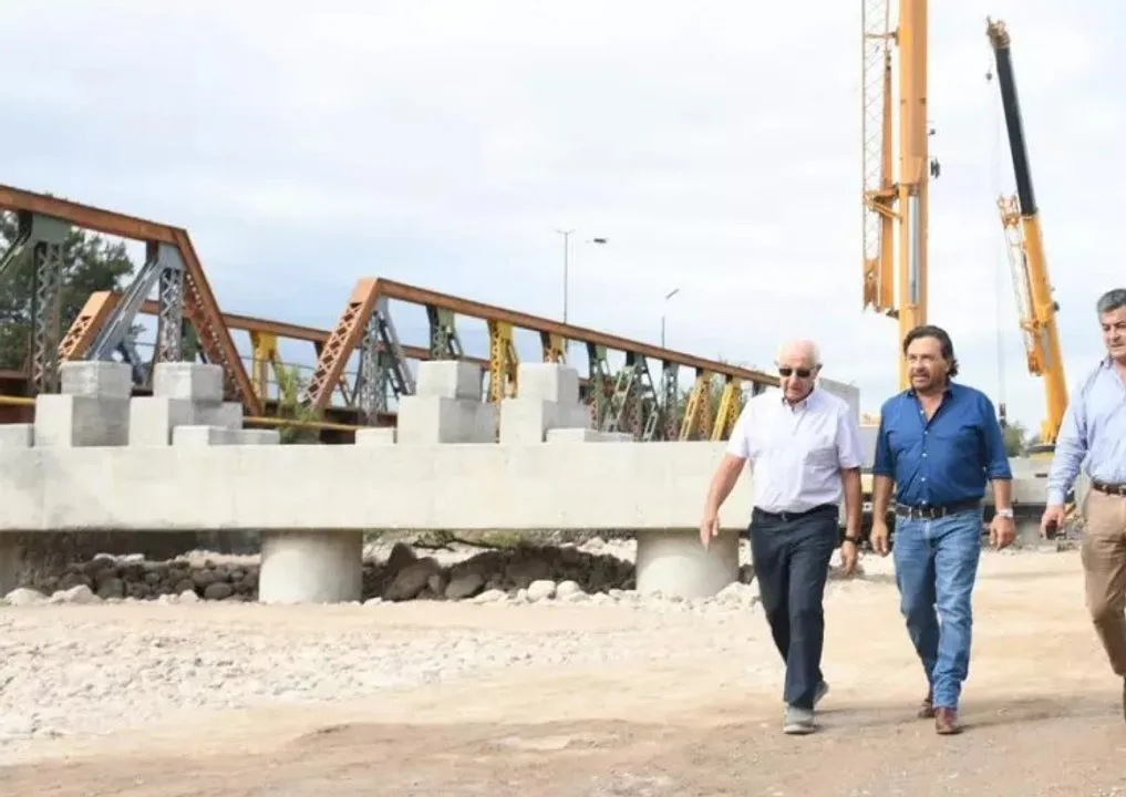 Vaqueros: avanza el traslado del puente centenario para dar paso a la nueva estructura
