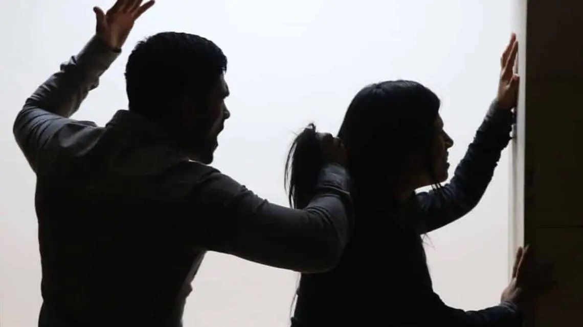 oran atacaba a su pareja en plena calle frente a los vecinos
