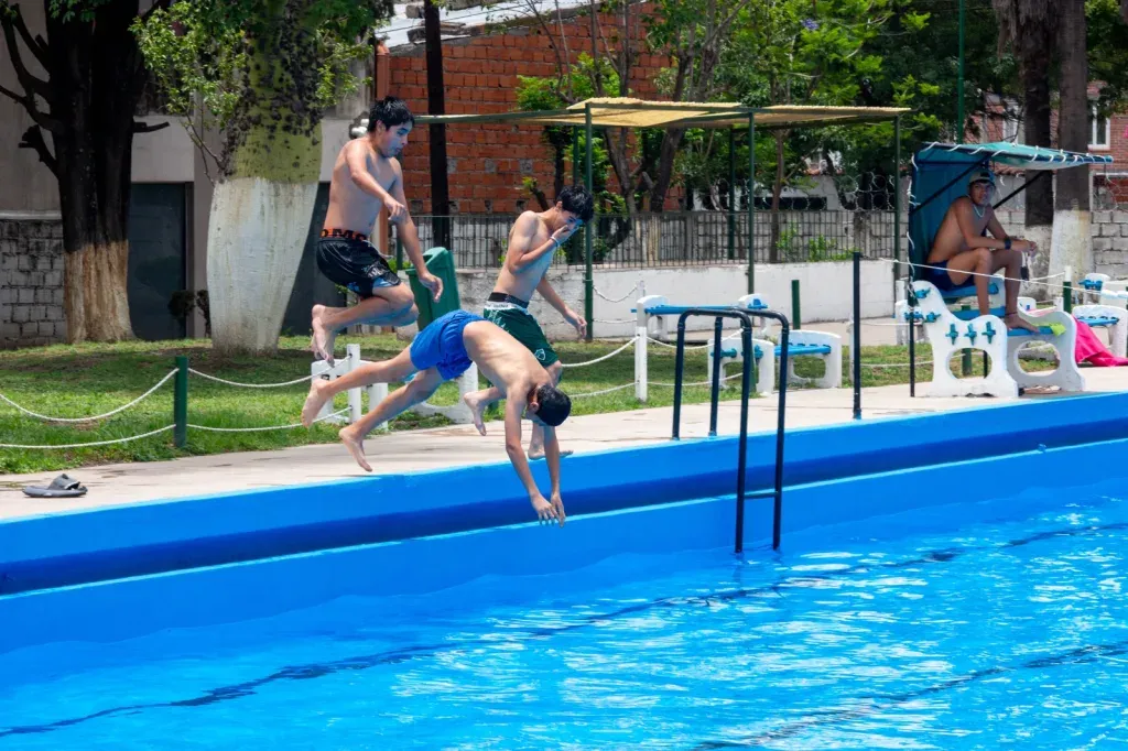 mas de seis mil personas inauguraron la temporada de piletas municipales en salta