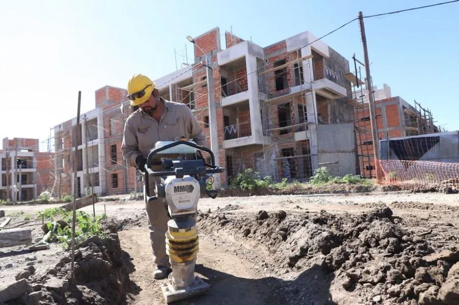 la construccion en salta en caida libre sobrevivimos gracias a las obras provinciales