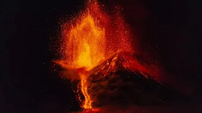 el etna considerado el volcan mas alto de europa registro una intensa actividad volcanica video