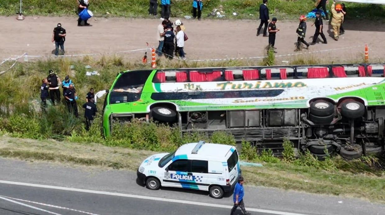 volco un colectivo que llevaba 56 personas hay dos muertos y varios heridos