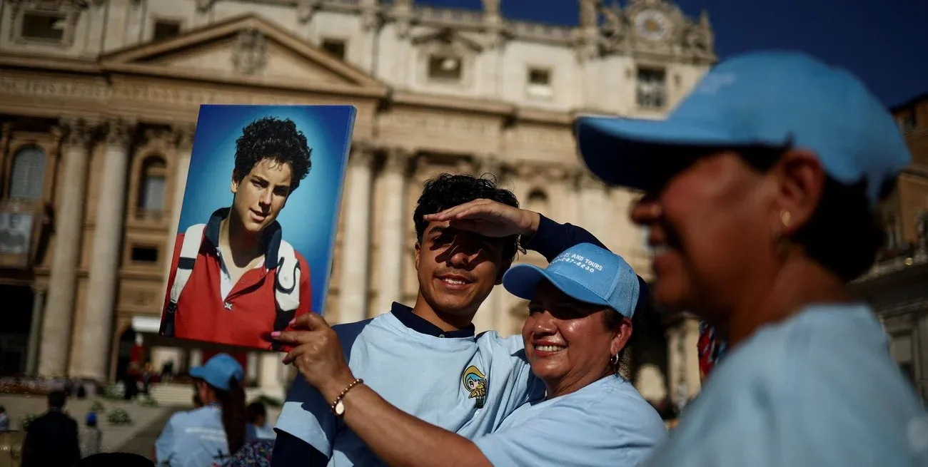 el papa leon xiv canonizo a carlo acutis el primer santo de la generacion millennial video