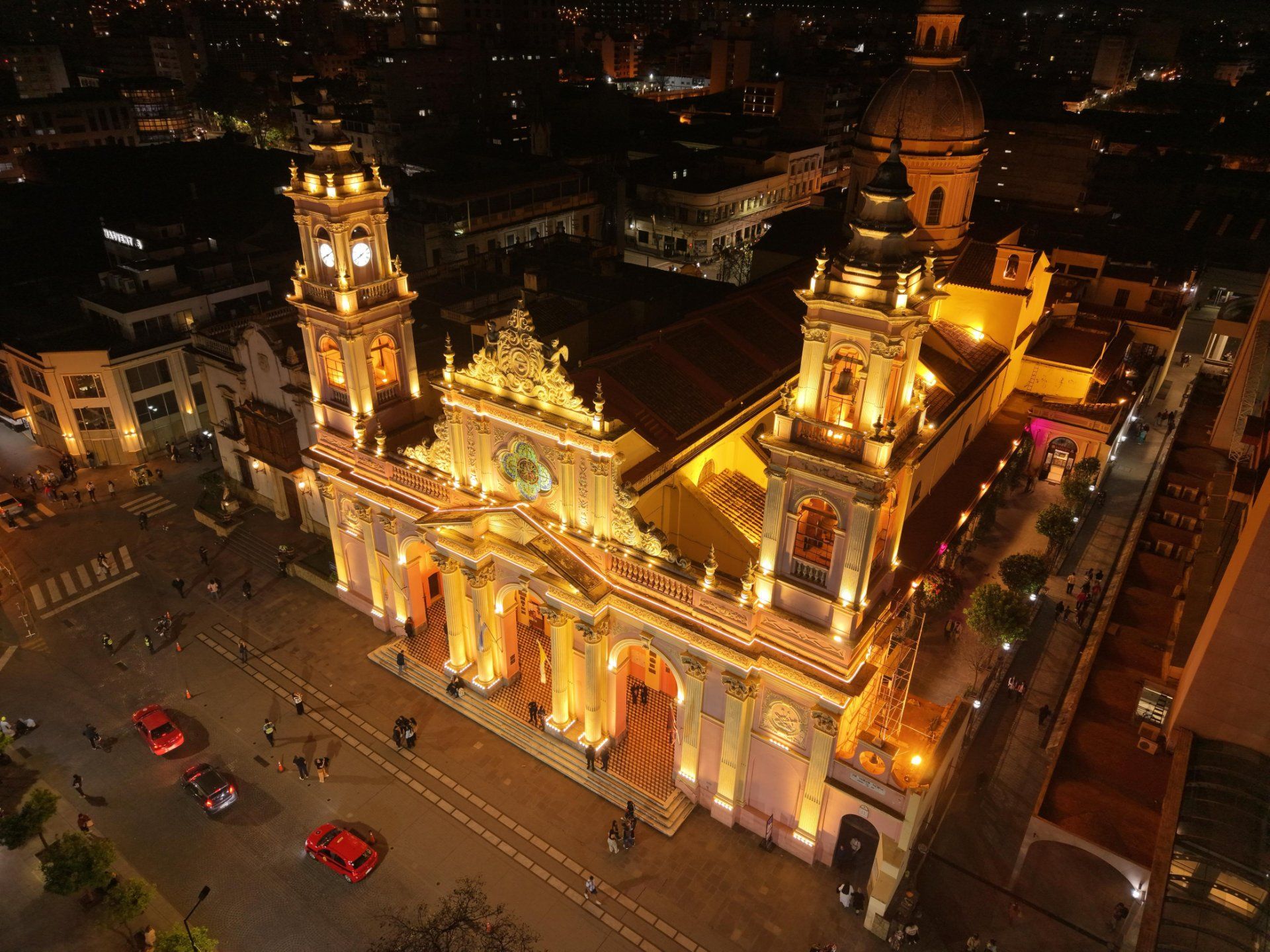 con nueva iluminacion la catedral se prepara para recibir a miles de fieles