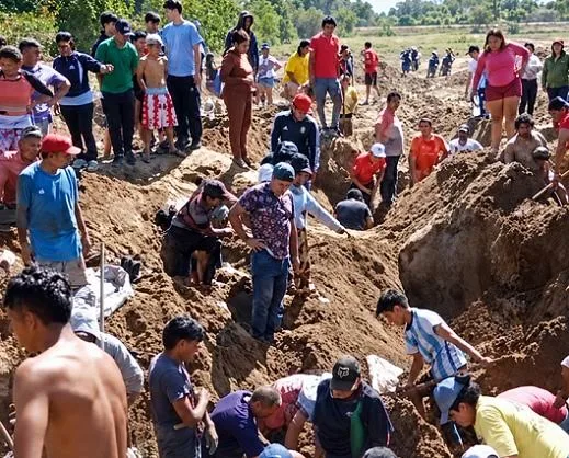 Vecinos de Aguilares se metieron en un basural y desenterraron acolchados y ropa que Gendarmería había descartado